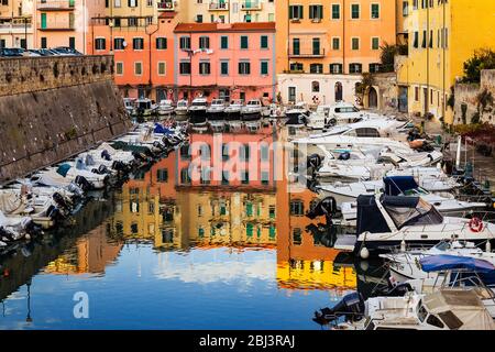 Charmanter Boot gesäumter Kanal in Livorno in der Toskana. Stockfoto