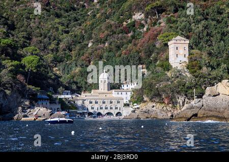 Küstendorf und Strand von San Fruttuoso in Ligurien in Italien. Stockfoto