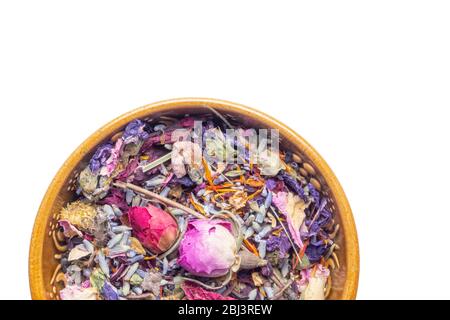 Trockener Tee gemischt Kräuter und Blumen in Schale isoliert auf weiß, Heilkräuter und Kräutermedizin Konzept, kopieren Raum Stockfoto