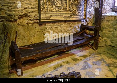 Schloss Marksburg - das Regal in der Folterkammer, Braubach, Rheinland-Pfalz, Deutschland Stockfoto