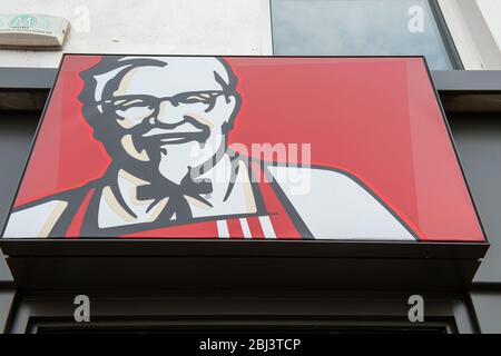 Cippenham, Slough, Berkshire, Großbritannien. April 2020. KFC eröffnet eine kleine Anzahl von Restaurants in Großbritannien mit einer begrenzten Speisekarte, die nur zur Lieferung angeboten werden kann, um sicherzustellen, dass sie die sozialen Anforderungen an das Küchenpersonal einhalten. KFC hat in Zusammenarbeit mit Deliveroo über 5,000 Mahlzeiten an wichtige Mitarbeiter im ganzen Land gespendet. Ihre Berkshire-Niederlassungen bleiben vorübergehend geschlossen. Kredit: Maureen McLean/Alamy Stockfoto