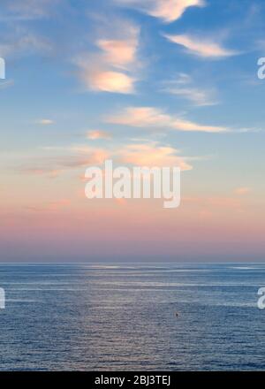 Beruhigender Sonnenuntergang am Mittelmeer in Italien. Stockfoto