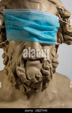Gipskopie der antiken Statue Homer trägt Virus Gesichtsmaske Stockfoto