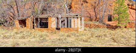 Die geisterhaften Überreste eines alten Hühnerstall, der 1902 für die Mayhew Lodge nördlich von Sedona gebaut wurde. Die Lodge brannte 1980 ab und dies ist eines der fe Stockfoto