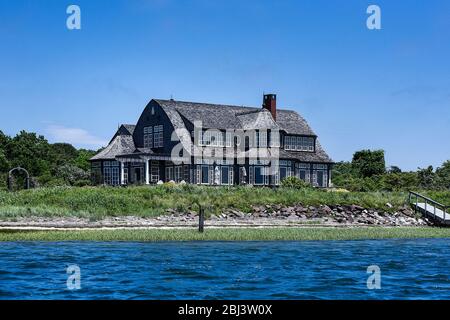 Privates Strandhaus am Oyster Pond River in Chatham am Cape Cod in Massachusetts. Stockfoto