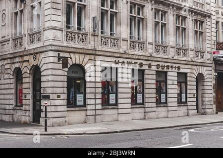 London/UK-22/07/18: Hawes&Curtis Shop an der Londoner Mauer in der City of London. Hawes&Curtis sind bekannt für die rückenlose Abendwaistoa eingeführt Stockfoto