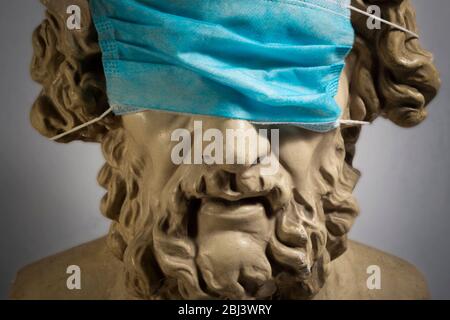 Gipskopie der antiken Statue Homer trägt Virus Gesichtsmaske Stockfoto