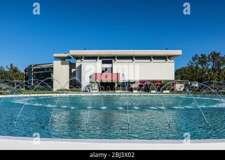 Die Roux Library von Nils Schweizer und Waterdome von Frank Loyd Wright für das Florida Southern College. Stockfoto