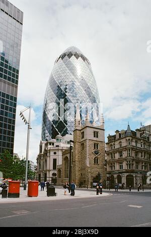 Die Gherkin und St Andrew Underskacht Kirche in der City of London, von der Leadenhall Street Stockfoto