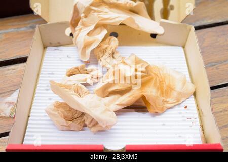 Nahaufnahme Der Übrig Gebliebenen Pizzakiste Auf Dem Tisch Mit Tissue Papers Stockfoto
