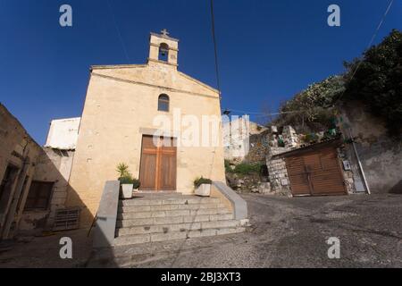 Sedini, Italien - 31. Dezember 2018: Strassenfoto in Sedini, Sardinien Stockfoto