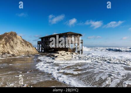 Nags Head Strandhaus auf Stelzen umgeben von Flut Sturm Brandung. Stockfoto