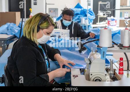 Detroit, Usa. April 2020. Detroit, Michigan - Arbeiter im Industrial Sewing and Innovation Center machen Isolationskleider für Beschäftigte im Gesundheitswesen. ISAIC ist eine neu eröffnete genähte Waren Herstellung und Ausbildung gemeinnützig. Es sollte Kleidung produzieren, aber aufgrund der Coronavirus-Pandemie wurde es zu Isolationskleidern verlegt. Kredit: Jim West/Alamy Live News Stockfoto