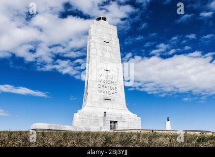 Skulptur des historischen Erstflugs am Wright Brothers National Memorial in Kill Devil Hills. Stockfoto