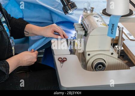 Detroit, Usa. April 2020. Detroit, Michigan - Arbeiter im Industrial Sewing and Innovation Center machen Isolationskleider für Beschäftigte im Gesundheitswesen. ISAIC ist eine neu eröffnete genähte Waren Herstellung und Ausbildung gemeinnützig. Es sollte Kleidung produzieren, aber aufgrund der Coronavirus-Pandemie wurde es zu Isolationskleidern verlegt. Kredit: Jim West/Alamy Live News Stockfoto