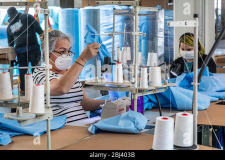 Detroit, Usa. April 2020. Detroit, Michigan - Arbeiter im Industrial Sewing and Innovation Center machen Isolationskleider für Beschäftigte im Gesundheitswesen. ISAIC ist eine neu eröffnete genähte Waren Herstellung und Ausbildung gemeinnützig. Es sollte Kleidung produzieren, aber aufgrund der Coronavirus-Pandemie wurde es zu Isolationskleidern verlegt. Kredit: Jim West/Alamy Live News Stockfoto