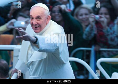 RIO DE JANEIRO; RJ; 26 DE JULHO 2013 - PAPA FRANCISCO E VIA SACRA JMJ - No fim da tarde desta sexta-feira, em Copacabana, o Papa Francisco se dirige p Stockfoto