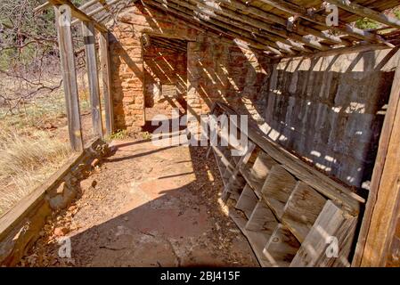 Ein Blick von innen auf den alten Hühnerstall, der von der Mayhew Lodge nördlich von Sedona benutzt wird. Die Hütte brannte 1980 ab und wurde dem Untergang überlassen. Stockfoto