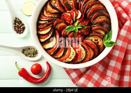 Ratatouille: Traditionelles französisches, provenzalisches Gemüsegericht, im Ofen zubereitet Stockfoto