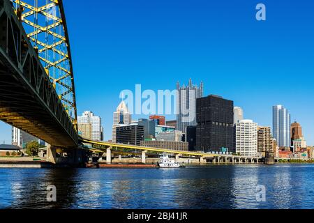 Skyline der Stadt und Fort Pitt Bridge in Pittsburgh. Stockfoto