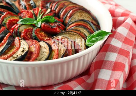 Ratatouille: Traditionelles französisches, provenzalisches Gemüsegericht, im Ofen zubereitet Stockfoto