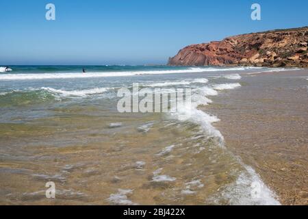 Cliff und Praia da ponta Ruiva. Solo Backpacker Trekking auf der Rota Vicentina und Fischerstoilpfad in Algarve, Portugal. Zwischen Meer, Nat Stockfoto