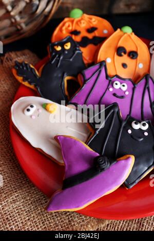 Halloween Plätzchen auf rotem Teller Stockfoto