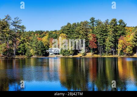 Herbst Seenhaus am Luzerner See. Stockfoto