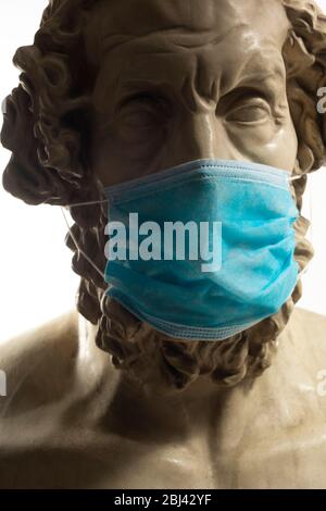 Gipskopie der antiken Statue Homer trägt Virus Gesichtsmaske Stockfoto