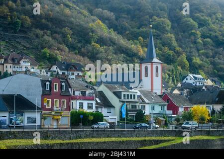 Mittelrhein Panoramafußfahrt- Kirche und Stadtgebäude, in der Nähe von Bad Salzig, Rheinland-Pfalz, Deutschland Stockfoto