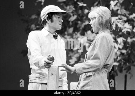 Tom Courtenay (Leonard), Cheryl Kennedy (Joan) immer WIEDER von Alan Ayckbourn im Comedy Theater, London 1972 Design: Alan Tagg Beleuchtung: Mick Hughes Regie: Eric Thompson Stockfoto