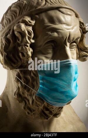 Gipskopie der antiken Statue Homer trägt Virus Gesichtsmaske Stockfoto