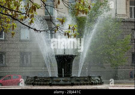 Vor zehn Jahren, ein Brunnen im Frühling im Zentrum von sofia, Bulgarien Stockfoto