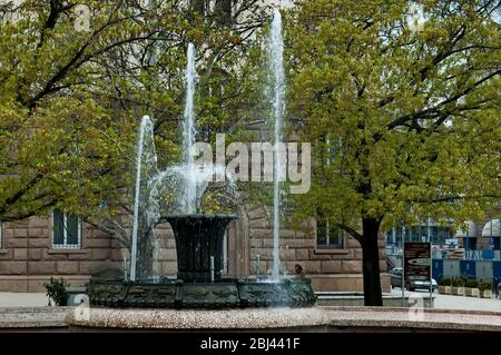 Vor zehn Jahren, ein Brunnen im Frühling im Zentrum von sofia, Bulgarien Stockfoto