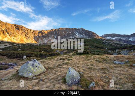 Schöner Sonnenuntergang in der Tatra. Tal von fünf Teichen. Stockfoto