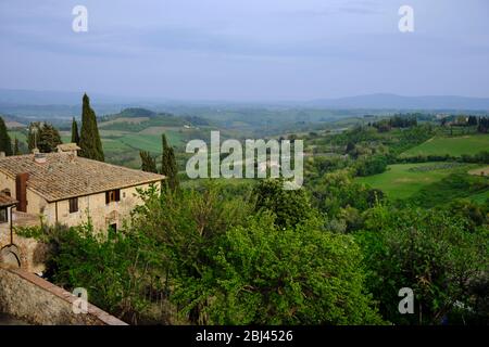 Blick auf die Hügel von San Gimignano. Solo Backpacker Trekking auf der Via Francigena von Lucca nach Siena. Wandern zwischen Natur, Geschichte, Kirchen, alte Stockfoto