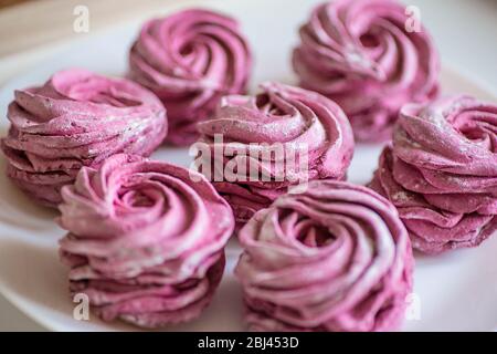 Rosa hausgemachte Marshmallows mit schwarzer Johannisbeere. Stockfoto