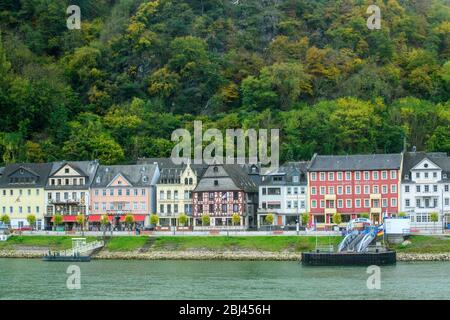 Mittelrhein landschaftlich reizvolle Kreuzfahrt- Riverside Stadthäuser und Häuser, St. Goar, Rheinland-Pfalz, Deutschland Stockfoto