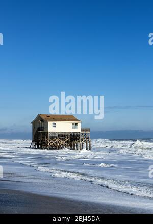 Nags Head Strandhaus auf Stelzen umgeben von Flut Sturm Brandung. Stockfoto