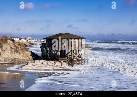 Nags Head Strandhaus auf Stelzen umgeben von Flut Sturm Brandung. Stockfoto