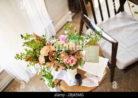 Hochzeitstag. Eheversprechen. Vorbereitungen. Morgen der Braut. Einrichtung für Blumenhochzeit Stockfoto