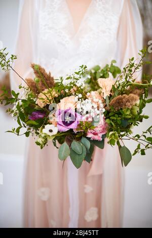 Sehr schöne junge Frau mit großen und schönen bunten Blumen Hochzeit Bouquet Stockfoto