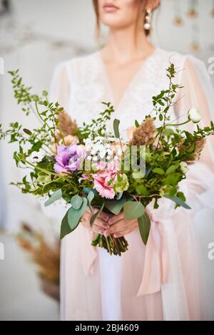 Zarte Hochzeit Bouquet in den Händen der Braut Stockfoto