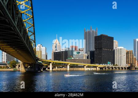 Skyline der Stadt und Fort Pitt Bridge in Pittsburgh. Stockfoto
