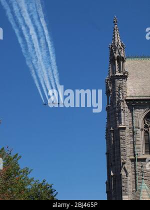 US Navy Blue Angels und US Air Force Thunderbirds über Newark, New Jersey USA am 28. April 2020 in einer Hommage an die Ersthelfer und die wichtigsten Arbeiter, die an der Front der Covid-19 Pandemie gewesen sind. Unter einem kristallklaren blauen Himmel werden die Flugzeuge über Newark, New Jersey's Sacred Heart Cathedral, gesehen, während sie nach Norden fahren. Insgesamt zwölf Flugzeuge gingen sekundenweit über die Stadt. Foto: Tom Cassidy/ Alamy Stockfoto