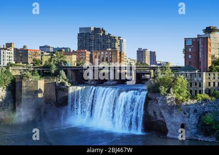 High Falls am Genesee River, der durch die Innenstadt von Rochester fließt. Stockfoto