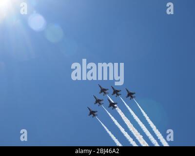 US Navy Blue Angels und US Air Force Thunderbirds über Newark, New Jersey USA am 28. April 2020 in einer Hommage an die Ersthelfer und die wichtigsten Arbeiter, die an der Front der Covid-19 Pandemie gewesen sind. Unter einem kristallklaren blauen Himmel werden die Flugzeuge über Newark, New Jersey's Sacred Heart Cathedral, gesehen, während sie nach Norden fahren. Insgesamt zwölf Flugzeuge gingen sekundenweit über die Stadt. Foto: Tom Cassidy/ Alamy Stockfoto