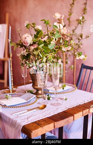 Festliche Tischdekoration. Goldenes Besteck. Mit verschiedenen natürlichen Farben und Blumen. Granat. Luxus Hochzeit, Party, Geburtstag. Blick von oben. Gold, rosa. Stockfoto