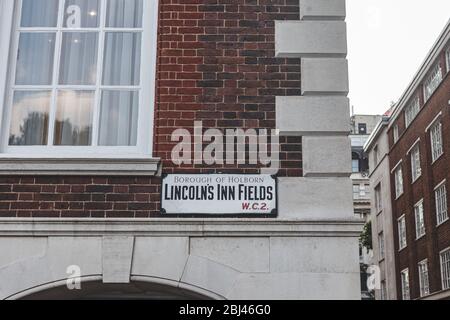 Lincoln's Inn Felder Namensschild auf einer Backsteinmauer, Borough of Holborn, London Stockfoto