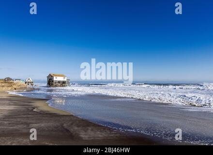 Nags Head Strandhaus auf Stelzen umgeben von Flut Sturm Brandung. Stockfoto